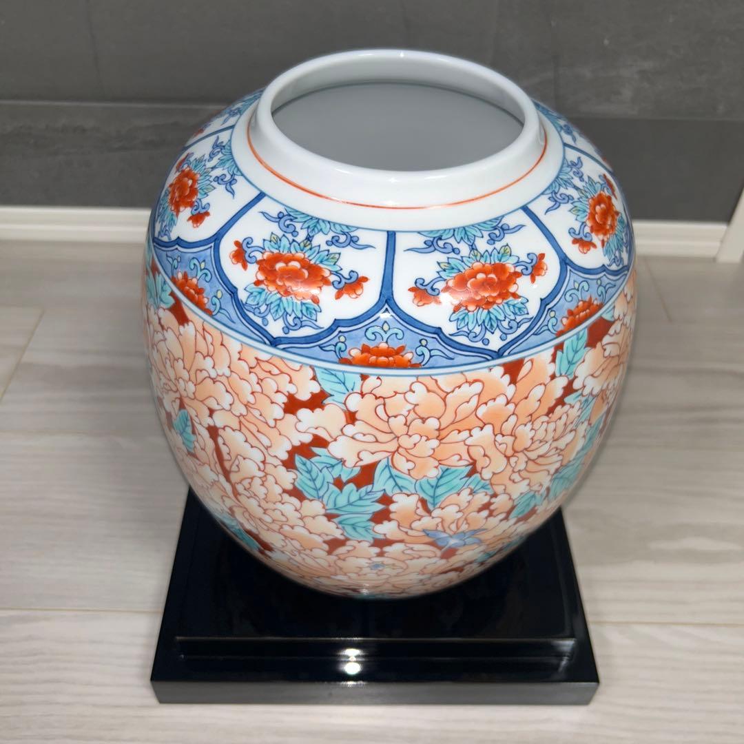 小笠原藤右衛門　提灯花瓶－赤濃牡丹尽くし